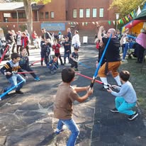 Kinder beim Lichtschwerttraining im Freien